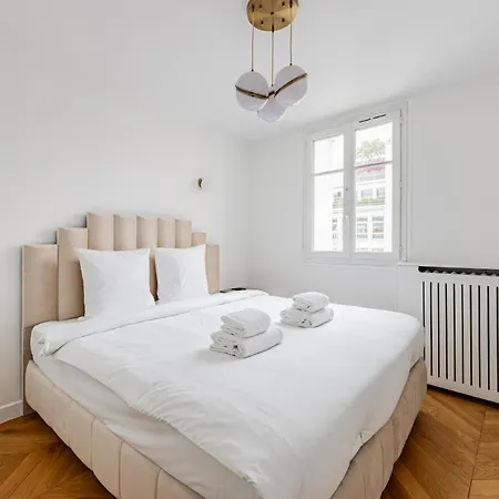 Avenue Montaigne - Champs Elysees - Unobstructed View *