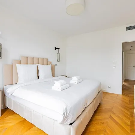 Avenue Montaigne - Champs Elysees - Unobstructed View