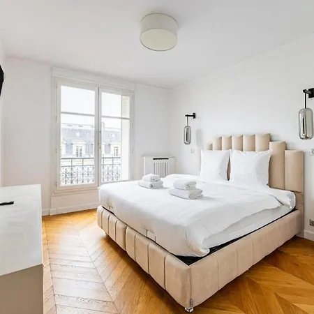 Avenue Montaigne - Champs Elysees - Unobstructed View * Paris