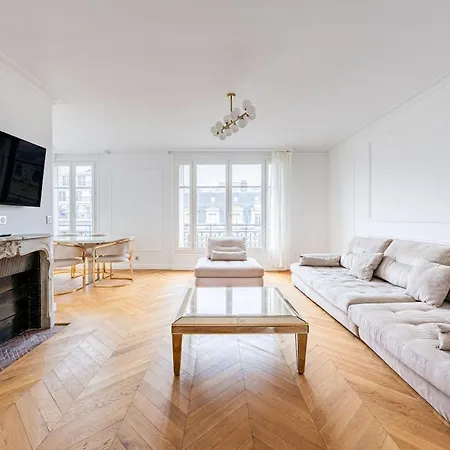 Avenue Montaigne - Champs Elysees - Unobstructed View Apartment