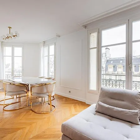 Avenue Montaigne - Champs Elysees - Unobstructed View Apartment